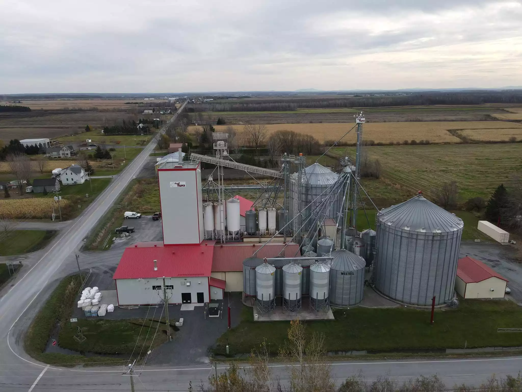 Vue aérienne d'une meunerie agroalimentaire avec silos en Montérégie