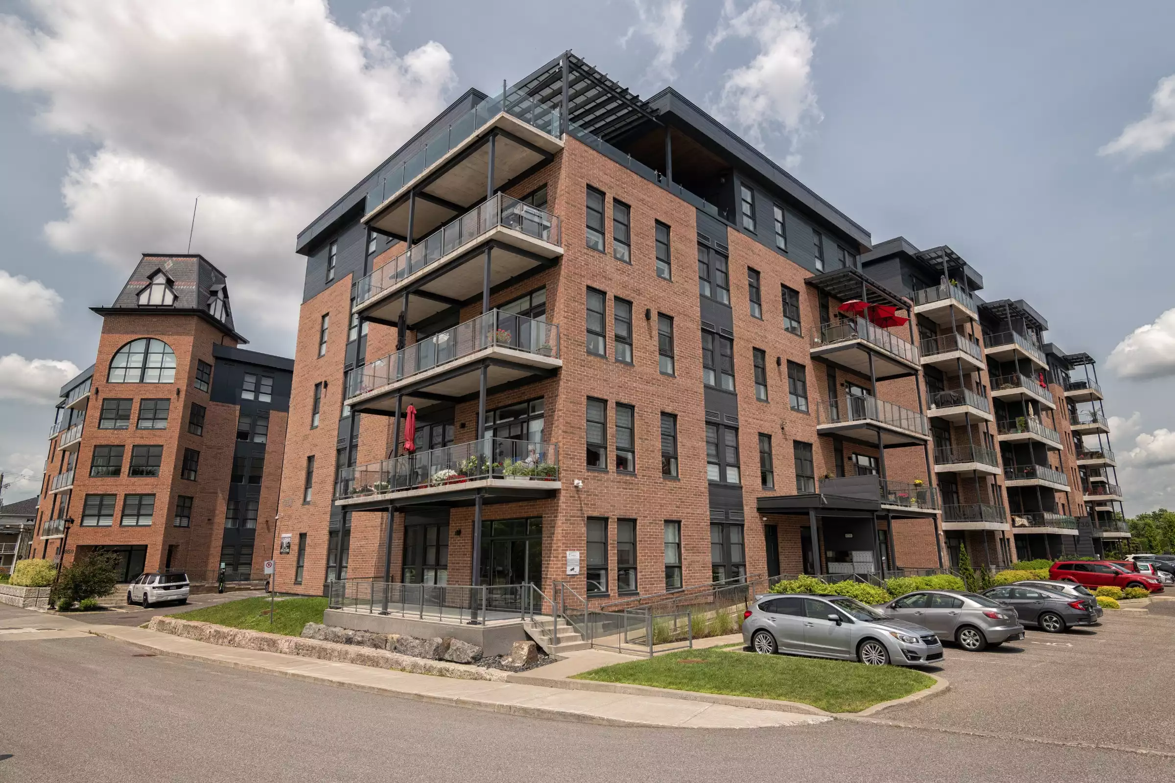 Immeuble multi-logements en brique avec balcons sur la Rive-Sud de Montréal