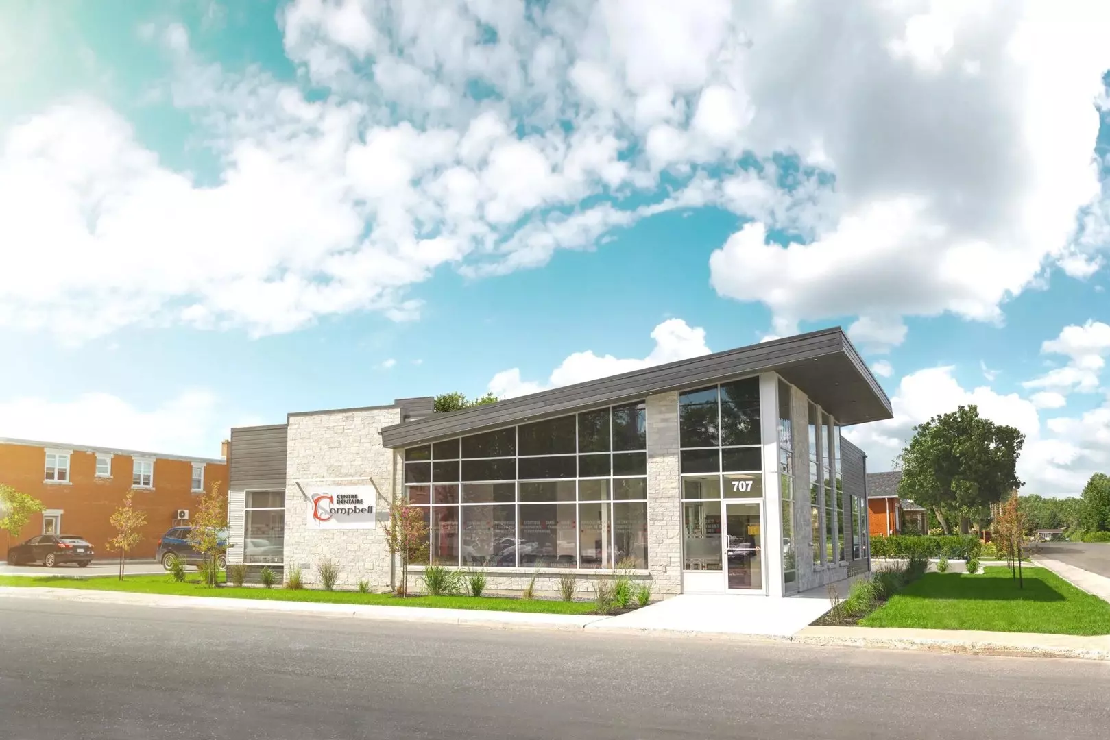 Clinique commerciale moderne en pierre avec grandes fenêtres à Saint-Hyacinthe