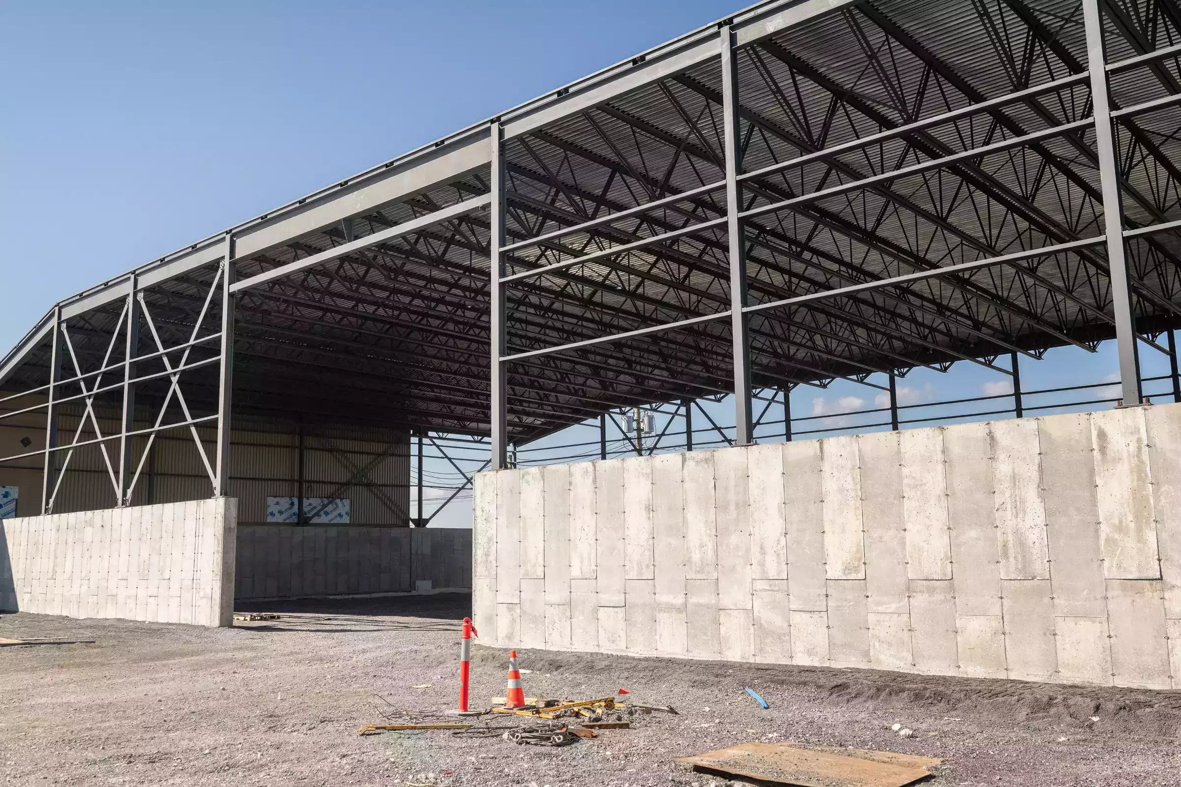 Bâtiment industriel agroalimentaire en construction, structure d'acier et murs de béton