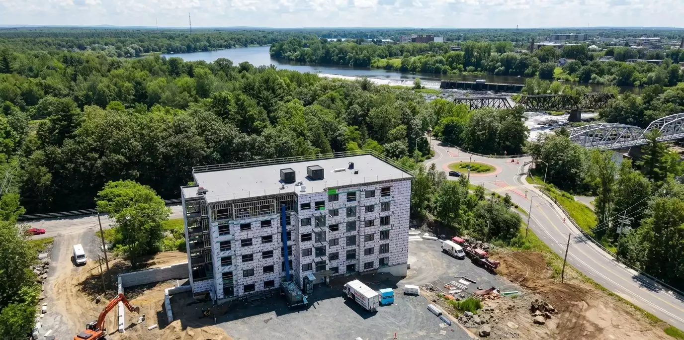 Vue aérienne d'un immeuble multi-logements en construction sur la Rive-Sud de Montréal
